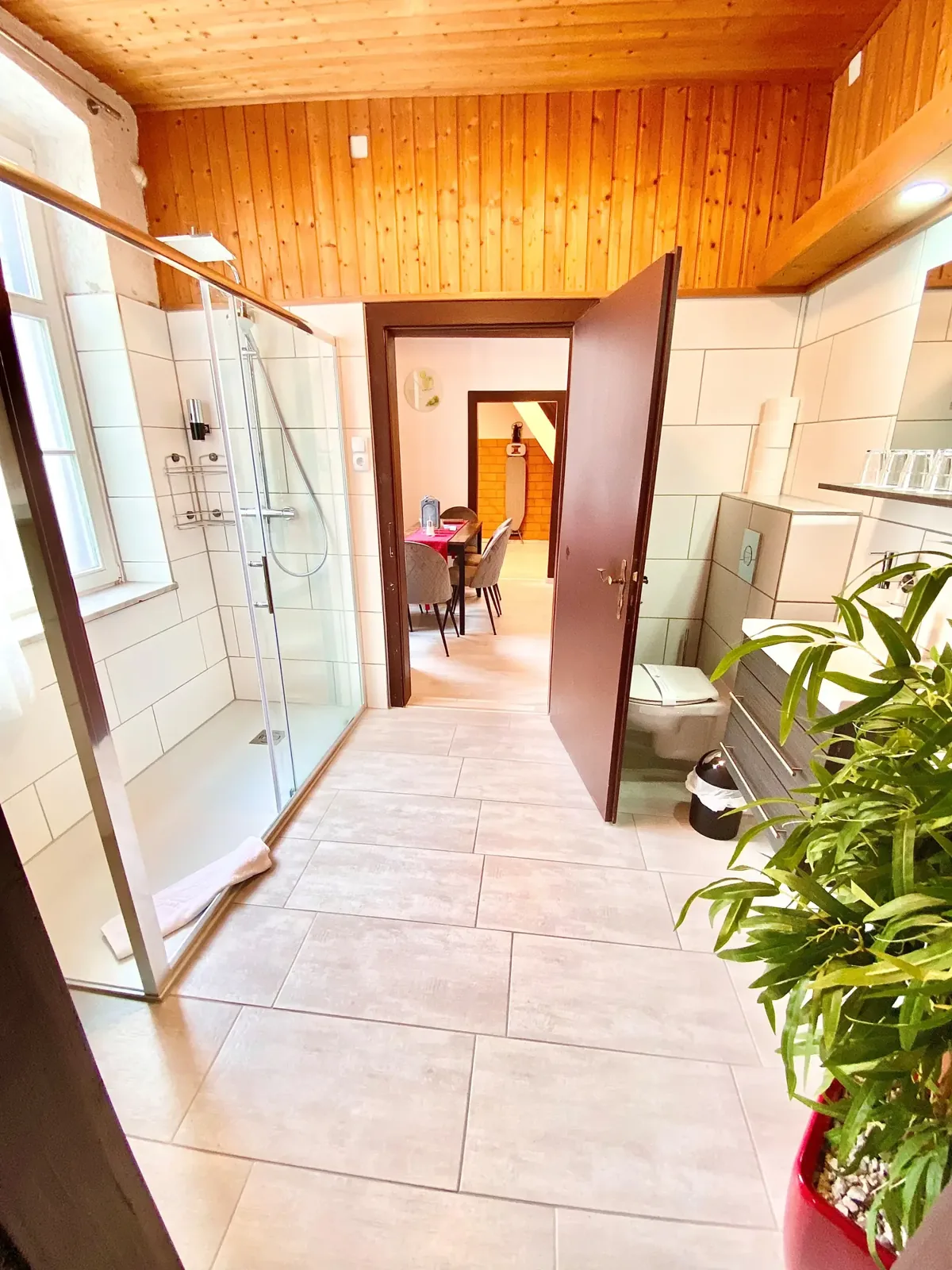 Badezimmer mit Regendusche