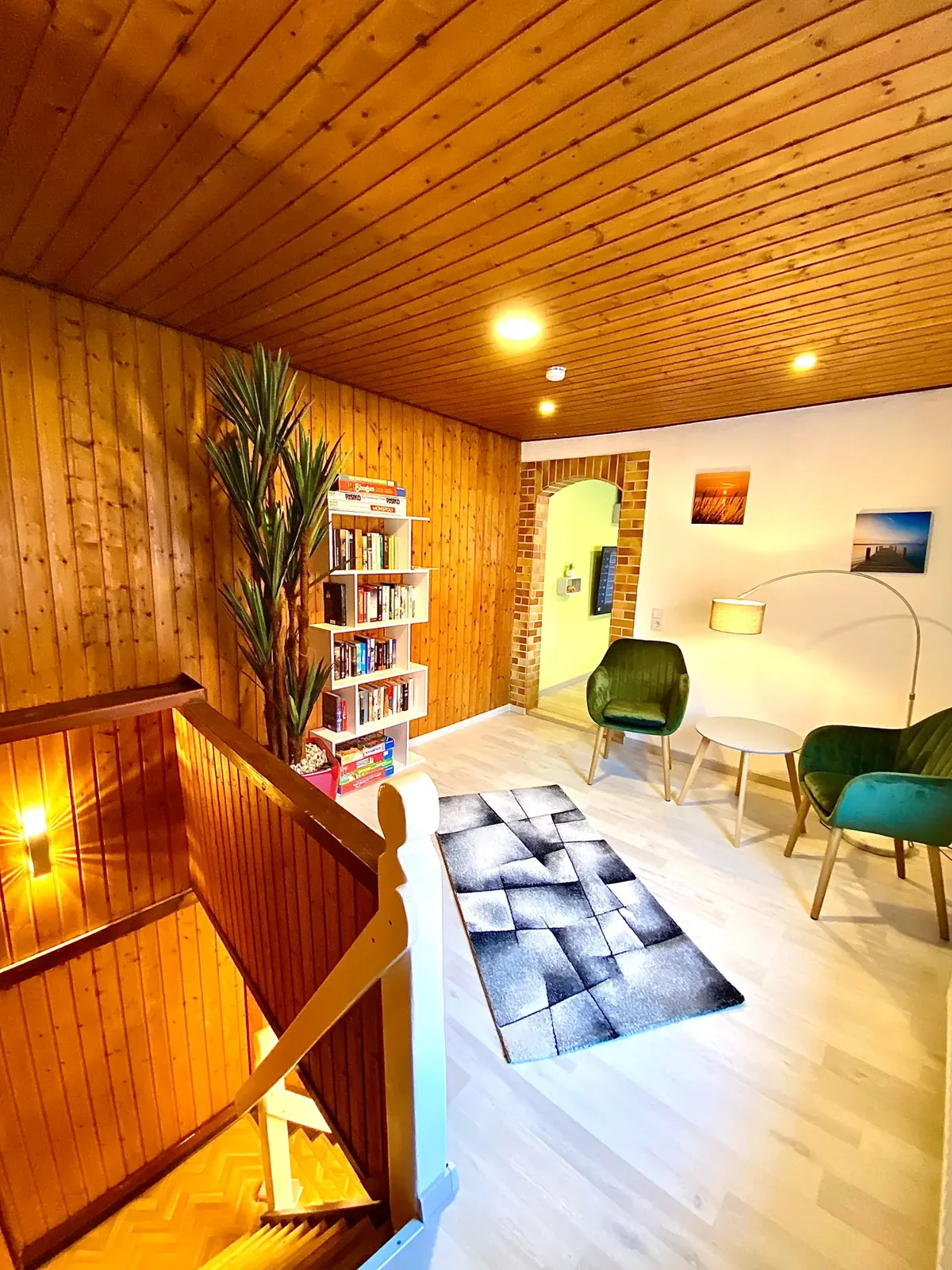 Lounge mit Leseecke und Treppe im Ferienhaus