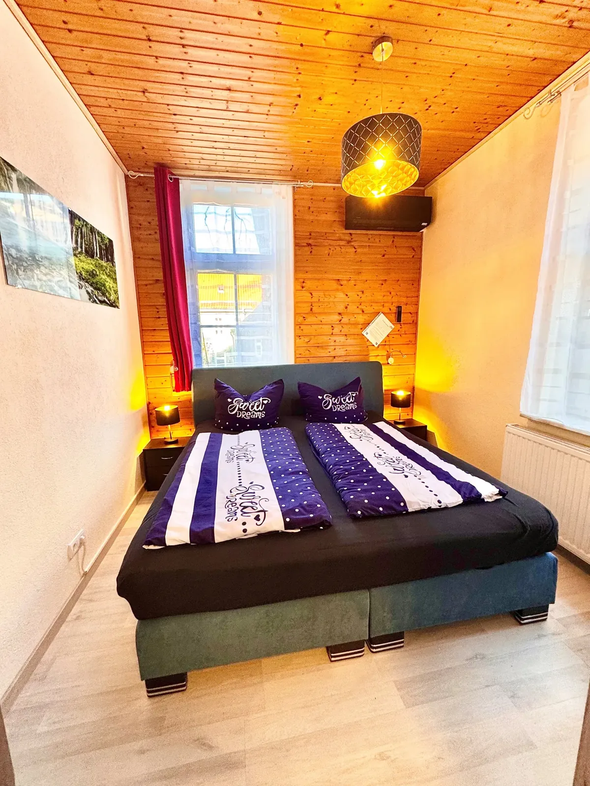 Schlafzimmer im 1. Obergeschoss mit Boxspringbett